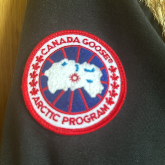 Black womens Canada Goose medium length jacket size small - Picture 2 of 3